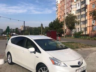 Toyota Prius v foto 1