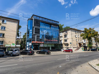 Vânzare, spațiu comercial, 1400 mp + 9 ari, str. Ștefan cel Mare și Sfânt, Bălți