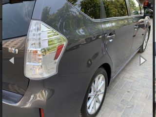 Toyota Prius v foto 3