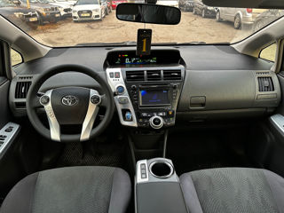 Toyota Prius v foto 8