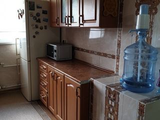 Apartament cu trei odăi cu reparație nou si mobila la comanda in centru pe strada Albisoara. foto 10