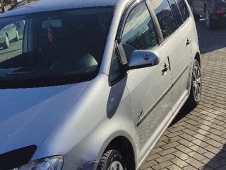 Volkswagen Touran foto 2