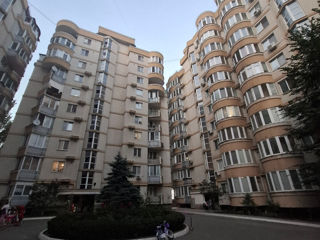 Apartament cu 3 camere, 105 m², Buiucani, Chișinău