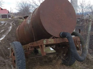 Cisternă pe roţi cu volumul de 2 tone din metal gros