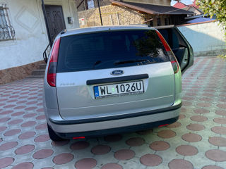 Ford Focus Wagon foto 2