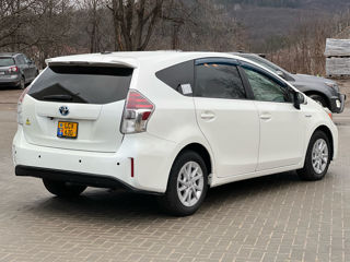 Toyota Prius v foto 3