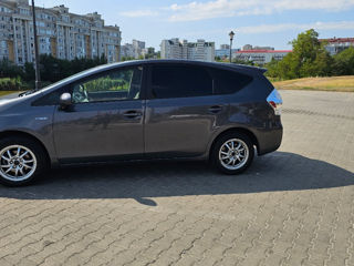 Toyota Prius v foto 4