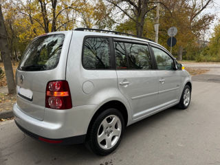 Volkswagen Touran foto 4