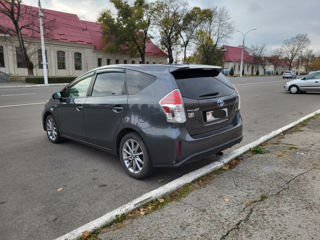 Toyota Prius v foto 4