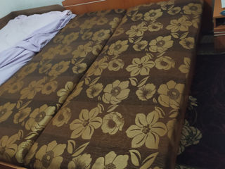 Продам спальную кровать с матрасом и тумбы маленькие. foto 1