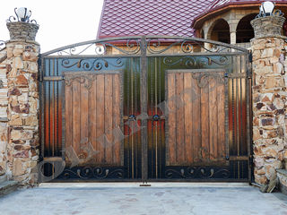 Balustrade, porți, copertine,  garduri,gratii, uși metalice și alte confecții din fier forjat. foto 1