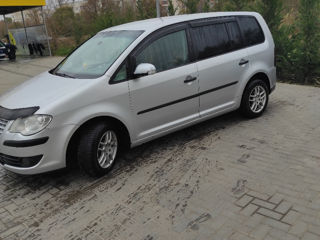 Volkswagen Touran foto 2