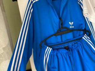 Custum sportiv de vară/primăvră ,,Adidas,,  Mărimea 52/50/ L-XL, 1400 lei, maicile a cîte 300 lei fi