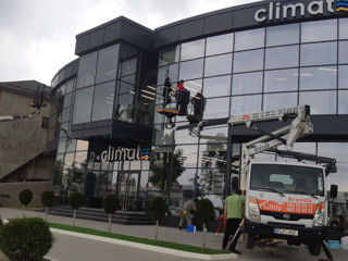 Spălarea geamurilor, vitrine, fațade, bonduri. Instalare banere -servicii Autoturn. foto 15