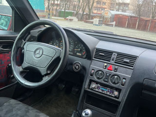 Mercedes C-Class foto 9