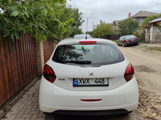 Peugeot 208 foto 2