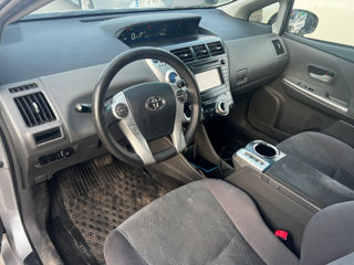 Toyota Prius v foto 11