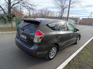 Toyota Prius v foto 3