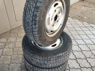 Discuri cu anvelope de iarna Firestone 195/70/R15C ca noi pentru Ford Transit acum adus din Elvetia.