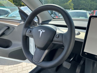 Tesla Model Y foto 8