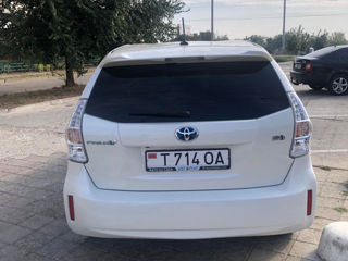 Toyota Prius v foto 3