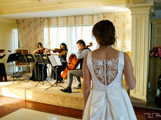 Свадебное платье белое атласное элегантное и красивое