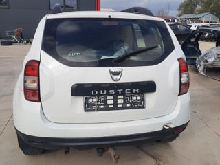 Dacia Duster pe alb  bagajnik haion usa dveri