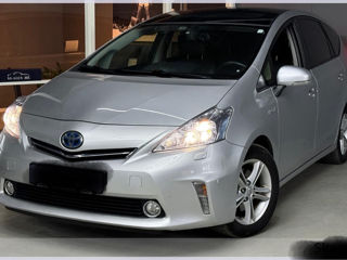 Toyota Prius v foto 2