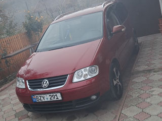 Volkswagen Touran foto 2