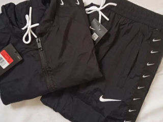 Costum Nike pe lampasuri foto 1