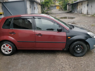 Ford Fiesta foto 2