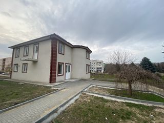 Сдается коммерческое помещение в центре г.Тараклия на длительный период.