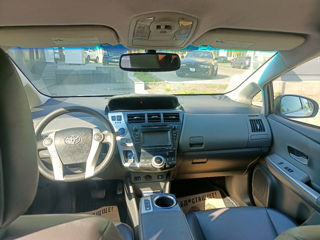 Toyota Prius v foto 3