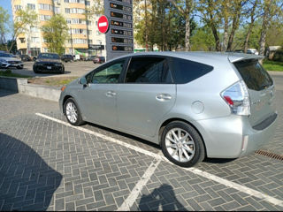 Toyota Prius v foto 5