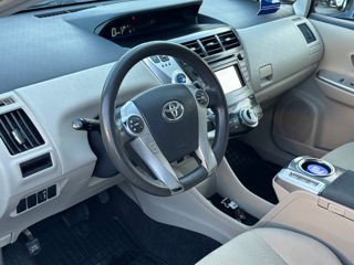 Toyota Prius v foto 9