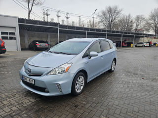 Toyota Prius v foto 2