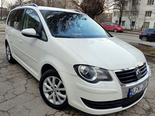 Volkswagen Touran foto 2