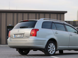 Toyota Avensis foto 2