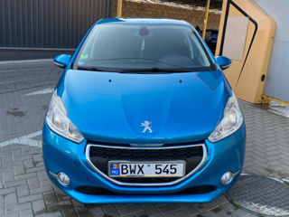 Peugeot 208 foto 2