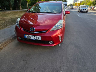 Toyota Prius v foto 10