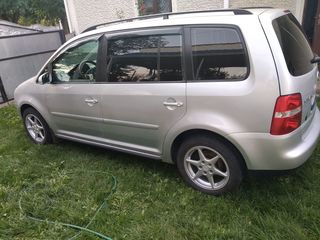 Volkswagen Touran foto 2