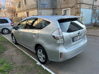 Toyota Prius v foto 4