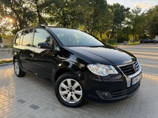 Volkswagen Touran foto 1