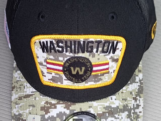 Washington Commanders New Era Salute To Service Trucker 9FORTY Snapback foto 6