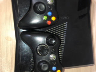 Consola xbox 360 (2 controlere)