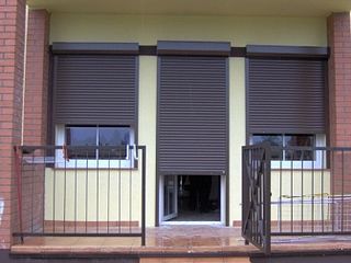 Rolete exterioare și porți secționate pentru uși, ferestre, spații comerciale, depozite, garaj foto 2