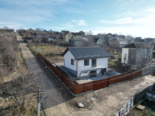 Vila, casa modernă cu 2 etaje  in suburbie foto 1