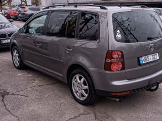 Volkswagen Touran foto 4