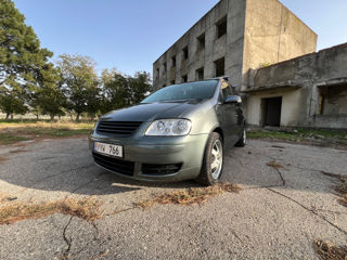 Volkswagen Touran foto 2