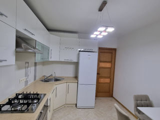 Apartament cu 2 camere, 74 m², Buiucani, Chișinău foto 2